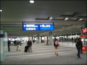 香港国際空港の税関前